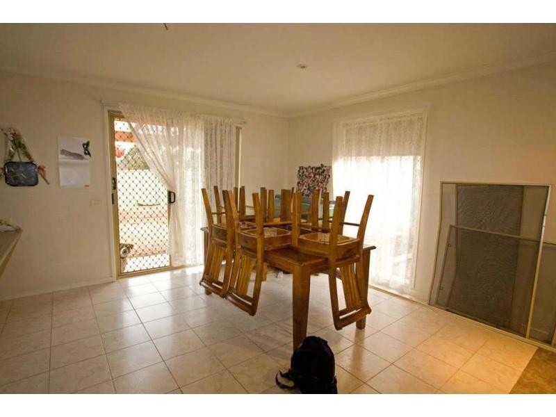 2/21 Davey Close, Flora Hill VIC 3550