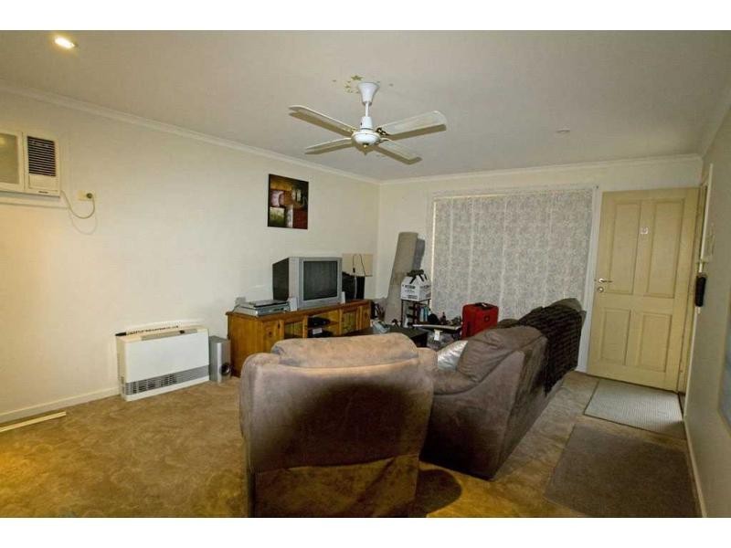 2/21 Davey Close, Flora Hill VIC 3550