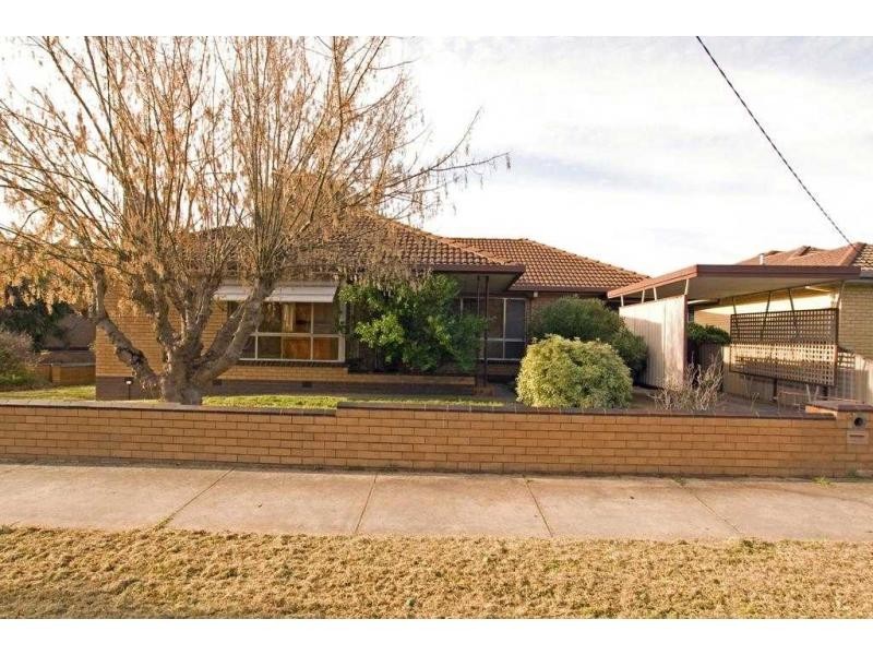 9 Oak Street, Golden Square VIC 3555