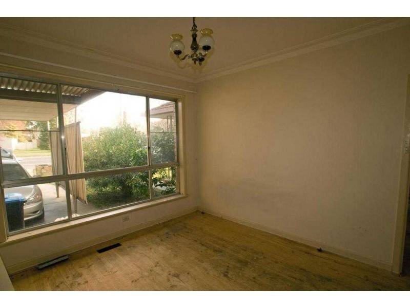 9 Oak Street, Golden Square VIC 3555