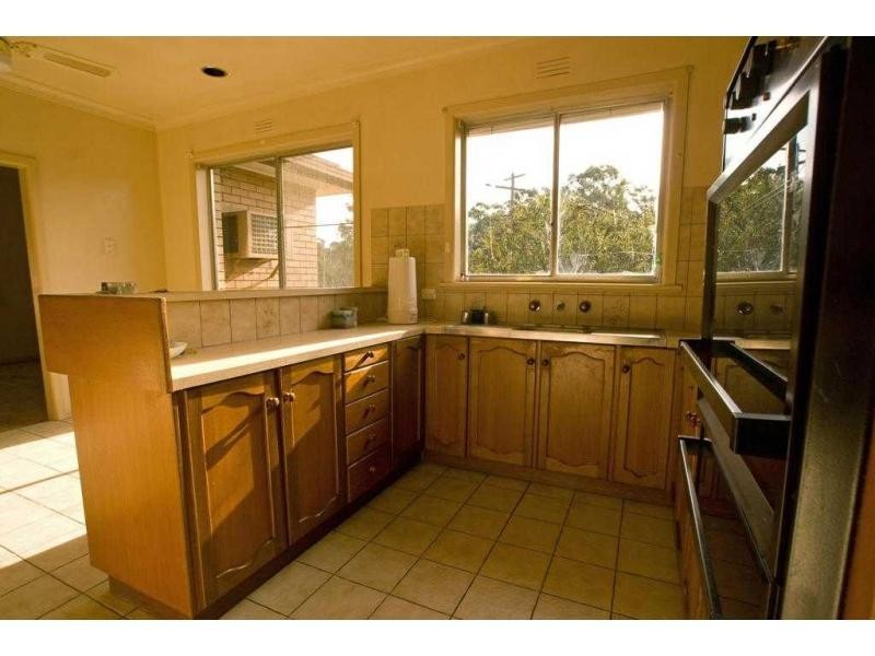 9 Oak Street, Golden Square VIC 3555