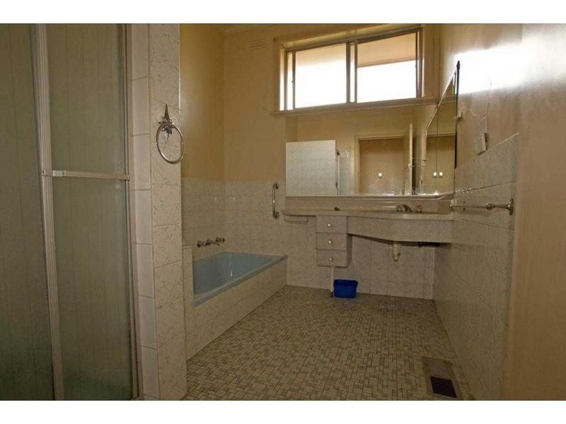 9 Oak Street, Golden Square VIC 3555