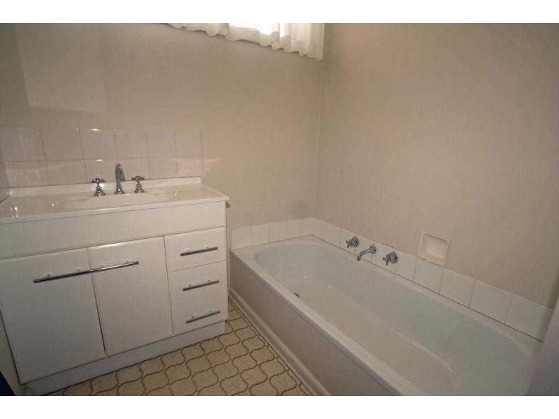 12 Race Street, Flora Hill VIC 3550