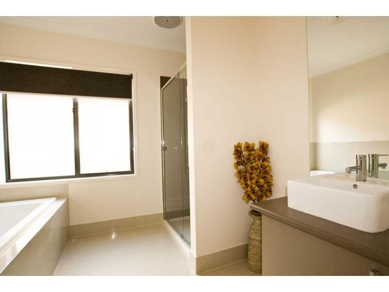 2 Tununga Circuit, Kangaroo Flat VIC 3555