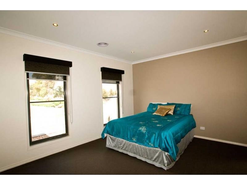 2 Tununga Circuit, Kangaroo Flat VIC 3555