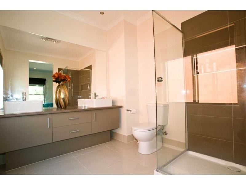 2 Tununga Circuit, Kangaroo Flat VIC 3555