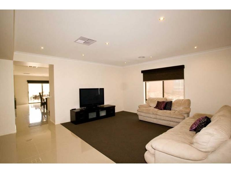 2 Tununga Circuit, Kangaroo Flat VIC 3555