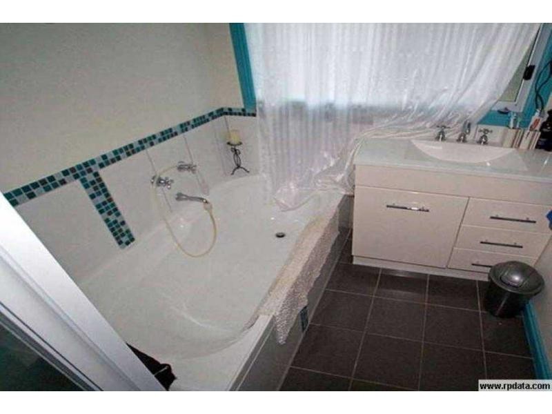 8 Derna Court, Golden Square VIC 3555