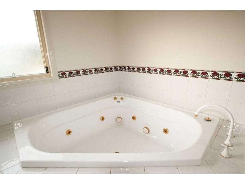 2 Kate Close, Kennington VIC 3550