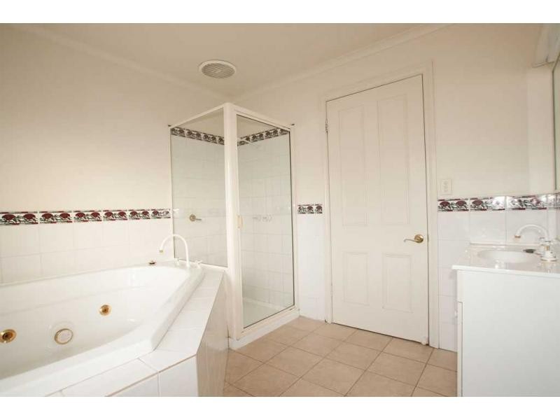 2 Kate Close, Kennington VIC 3550