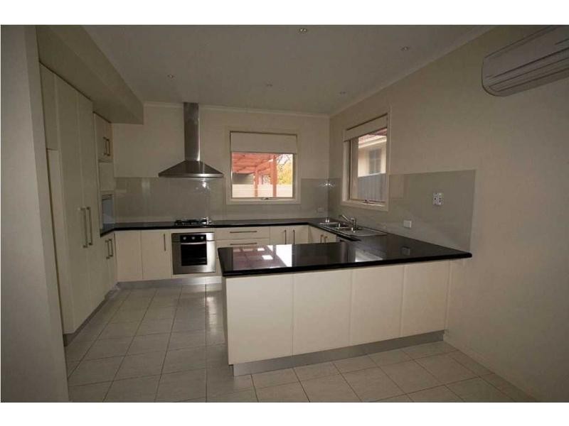 Villa 2/105 Sternberg Street, Kennington VIC 3550