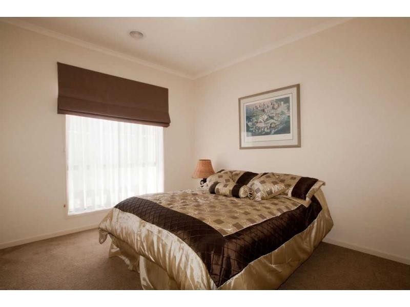 9 Diamond Avenue, White Hills VIC 3550