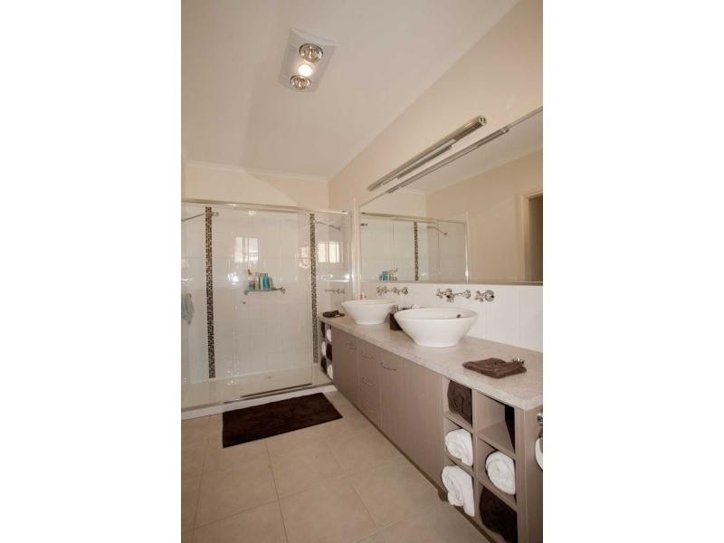 9 Diamond Avenue, White Hills VIC 3550