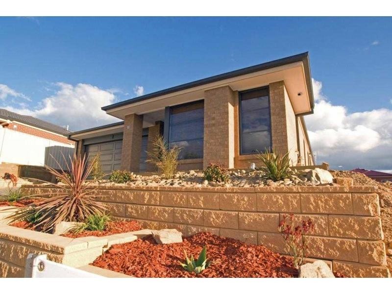 16 Tununga Circuit, Kangaroo Flat VIC 3555