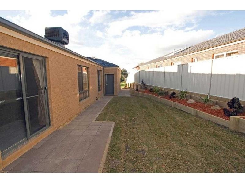16 Tununga Circuit, Kangaroo Flat VIC 3555