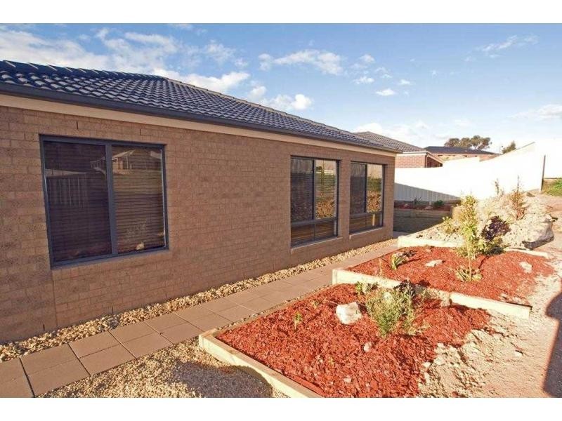 16 Tununga Circuit, Kangaroo Flat VIC 3555