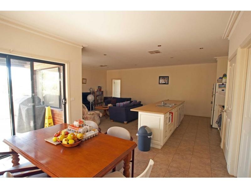 Villa 2/7 Bottlebrush Court, Strathdale VIC 3550