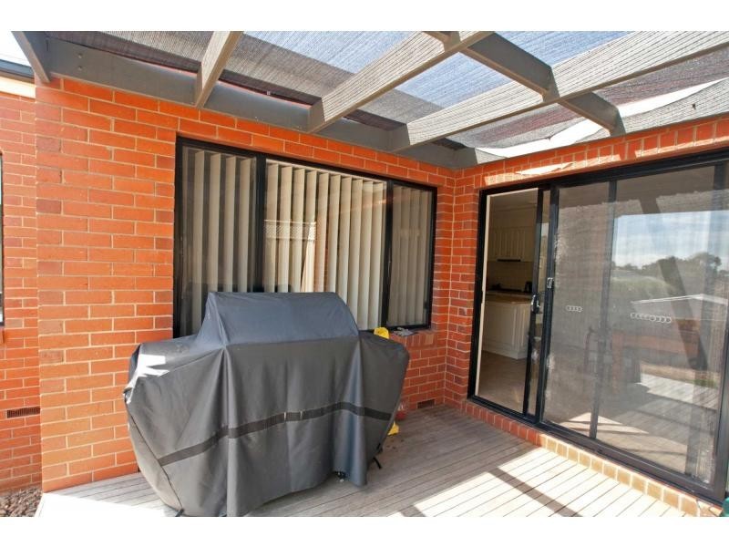 Villa 2/7 Bottlebrush Court, Strathdale VIC 3550