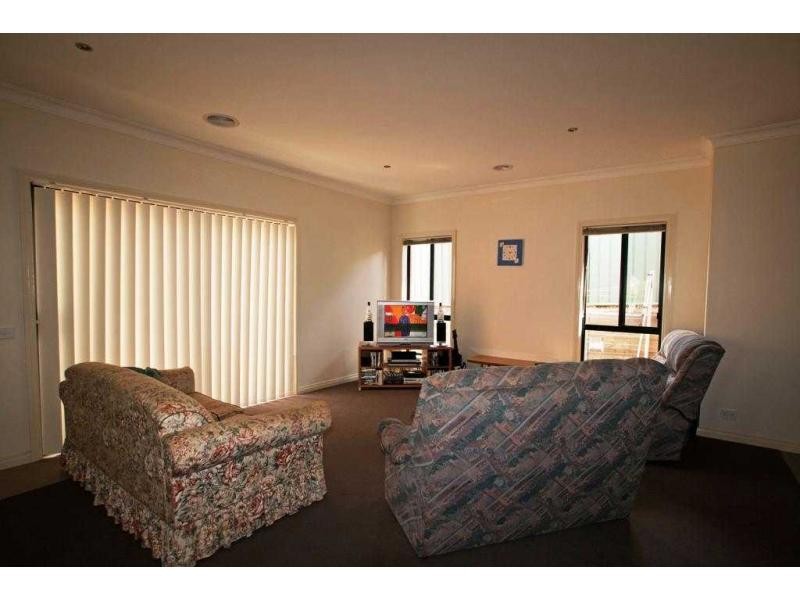 Villa 2/34 Greenwood Drive, Kennington VIC 3550