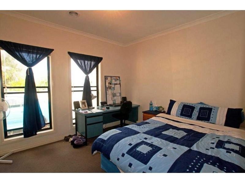 Villa 2/34 Greenwood Drive, Kennington VIC 3550