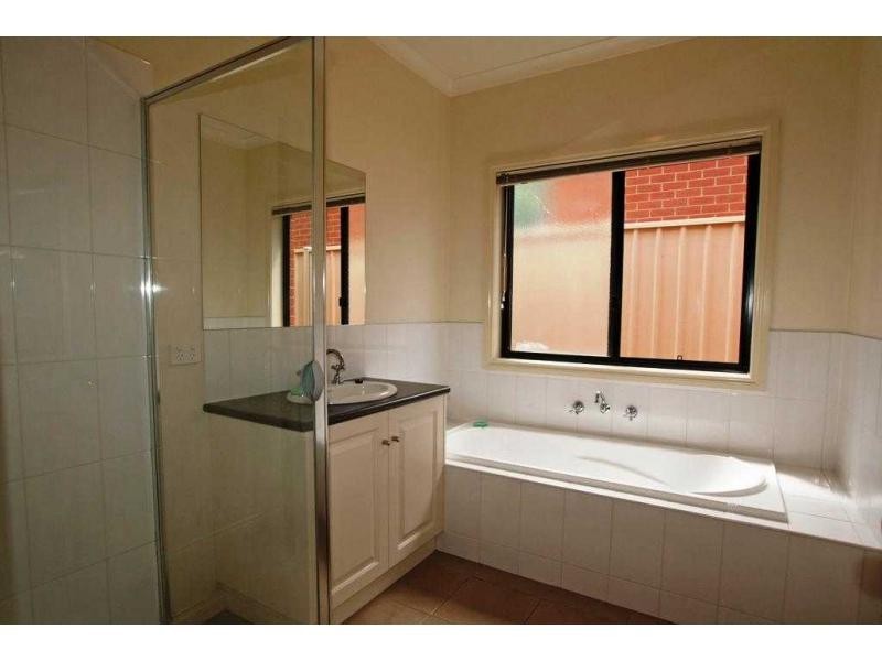 Villa 2/34 Greenwood Drive, Kennington VIC 3550