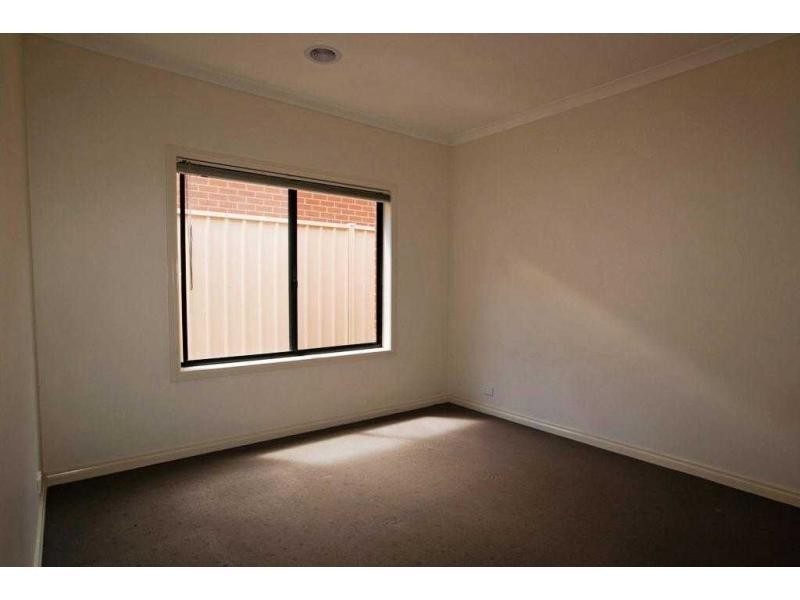 Villa 2/34 Greenwood Drive, Kennington VIC 3550