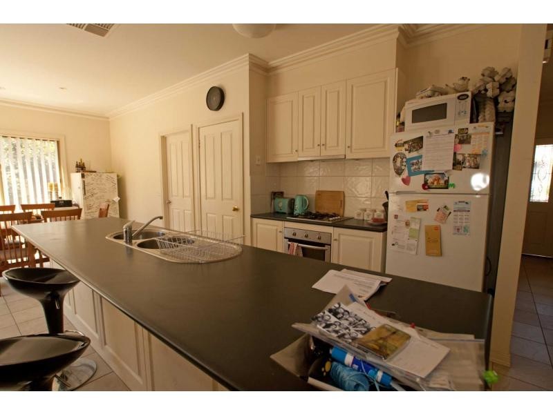 Villa 1/16 Peppertree Grove, Strathdale VIC 3550
