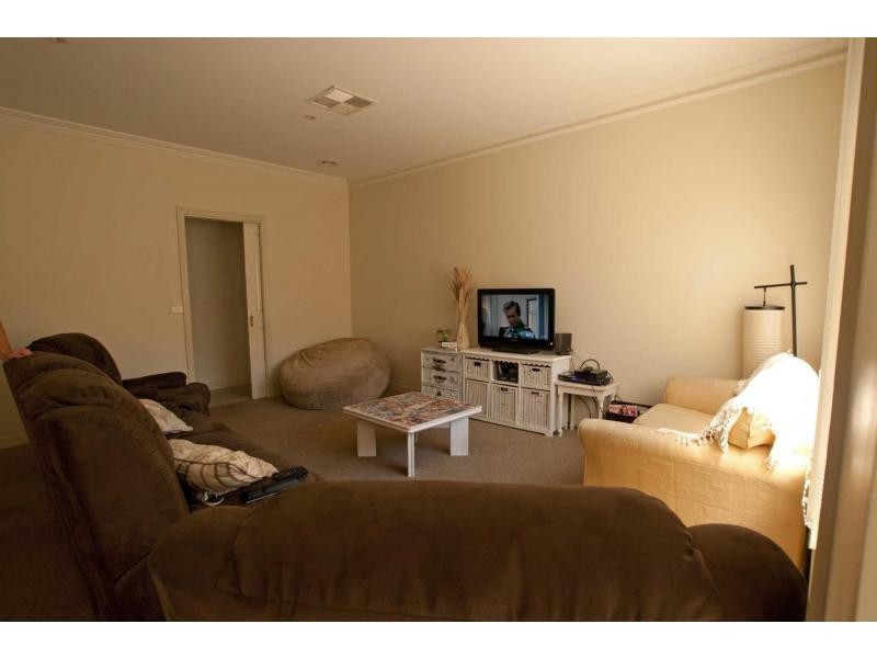 Villa 1/16 Peppertree Grove, Strathdale VIC 3550