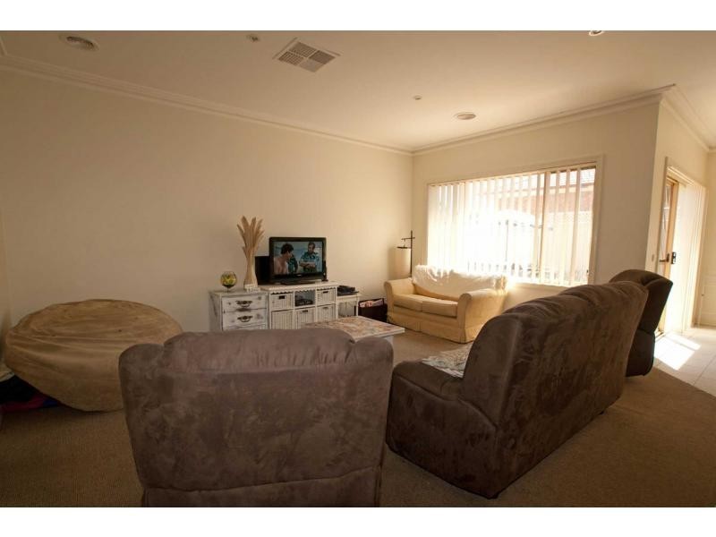 Villa 1/16 Peppertree Grove, Strathdale VIC 3550
