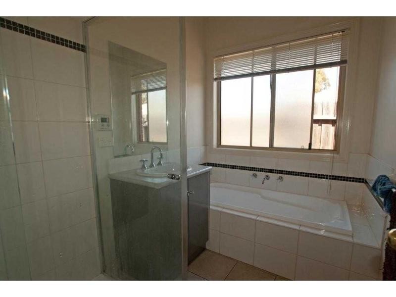 Villa 1/16 Peppertree Grove, Strathdale VIC 3550