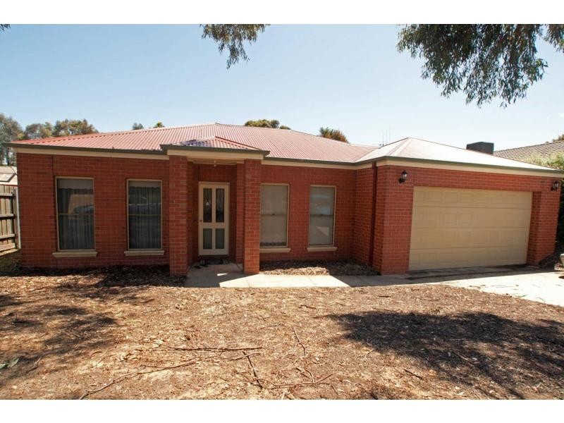 Villa 1/16 Peppertree Grove, Strathdale VIC 3550