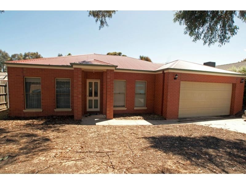 1*/16 Peppertree Grove, Strathdale VIC 3550