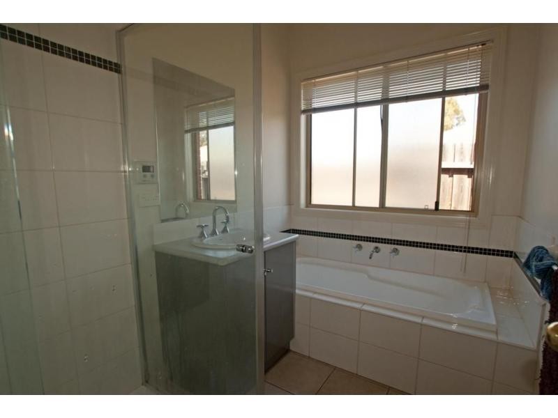 1*/16 Peppertree Grove, Strathdale VIC 3550