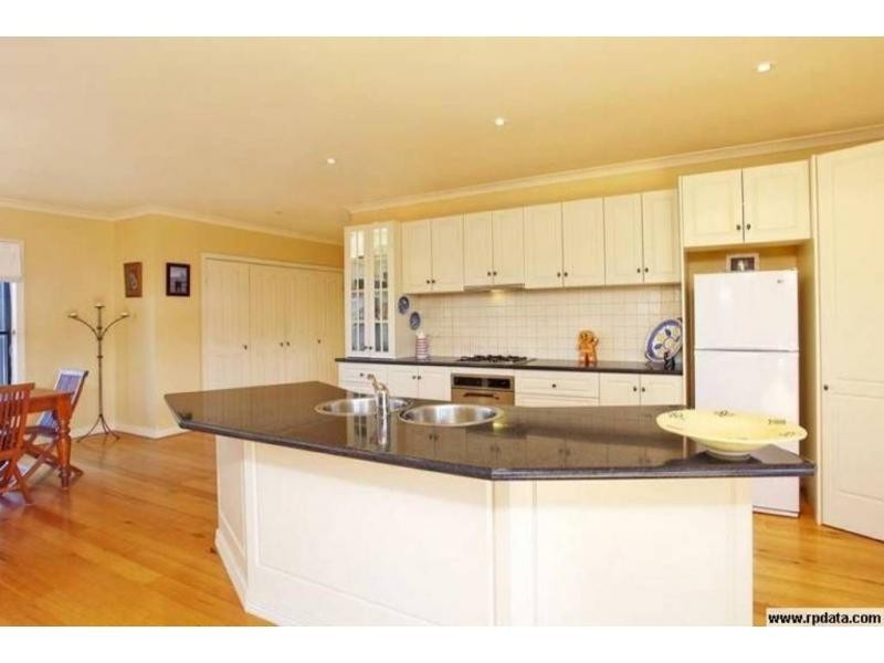 2/11 Hines Court, Kangaroo Flat VIC 3555