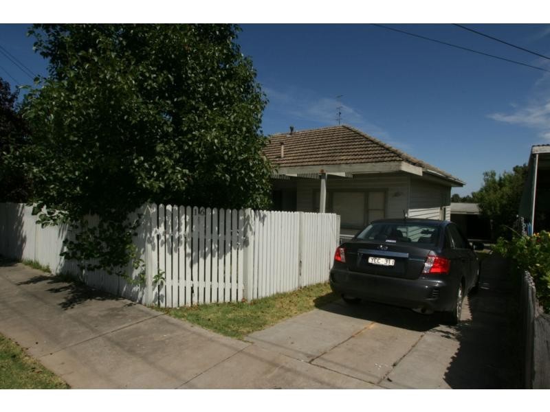 16 Woods Street, Kennington VIC 3550