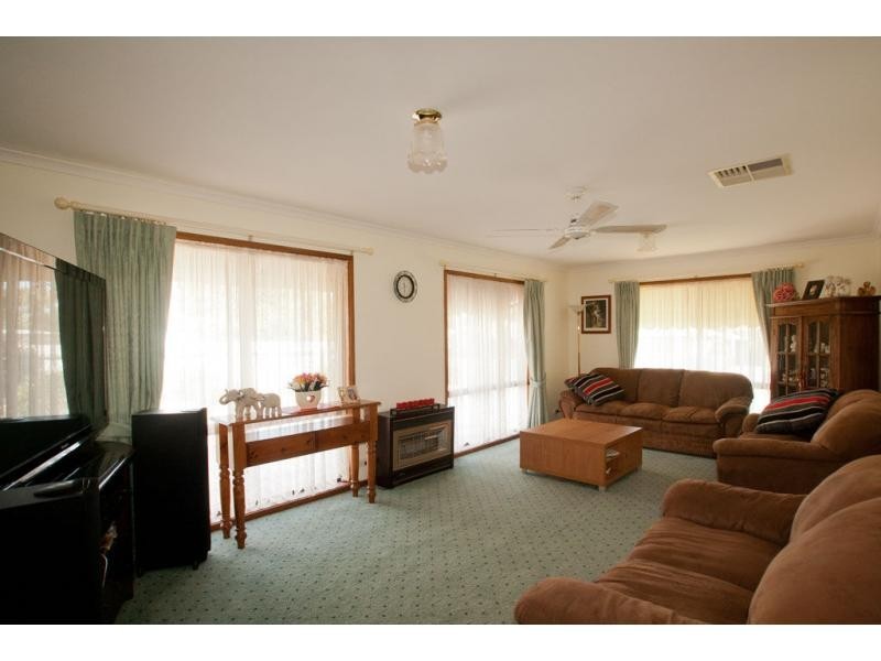 8 Pearce Street, California Gully VIC 3556