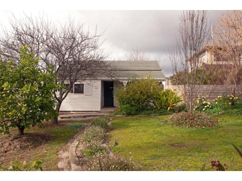 11 Graham Street, Quarry Hill VIC 3550