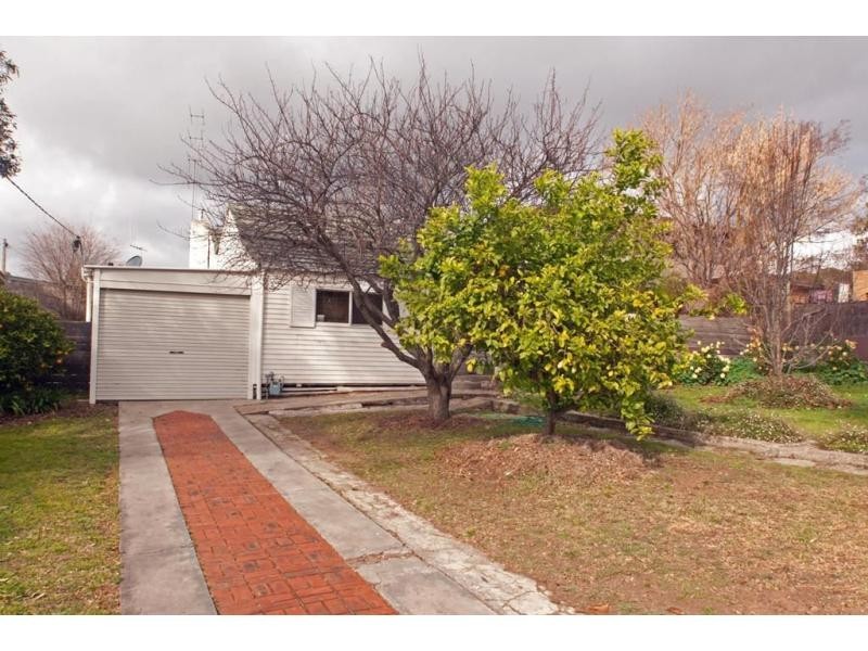11 Graham Street, Quarry Hill VIC 3550
