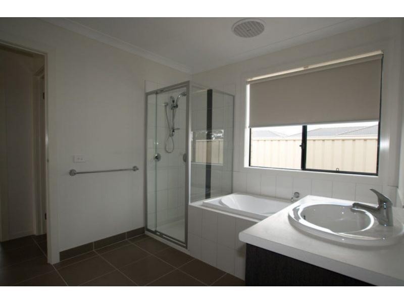 18 Crossley Avenue, Epsom VIC 3551