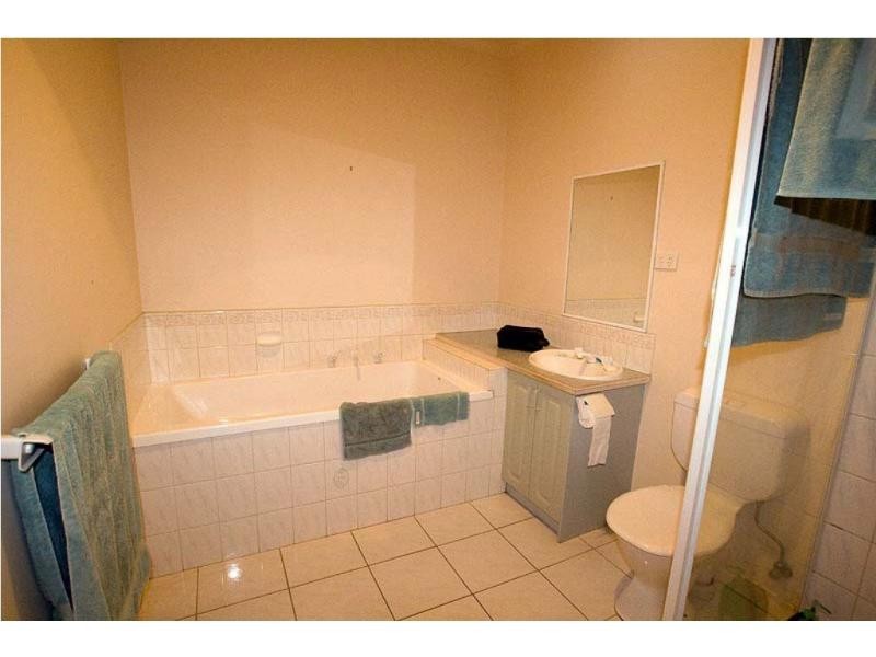 4/3 McKay Crescent, Strathdale VIC 3550