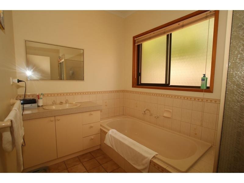 2/1 Paperbark Court, Strathdale VIC 3550