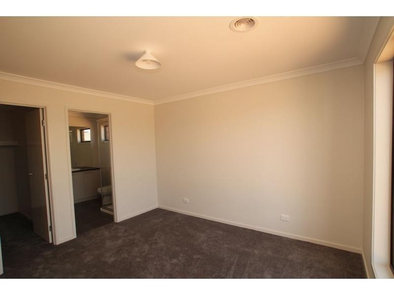 20 Triplett Avenue, Ascot VIC 3551