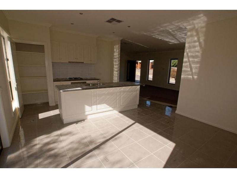 36.. Friswell Avenue, Flora Hill VIC 3550
