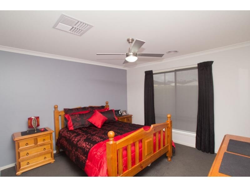 19 Parklands Way, Maiden Gully VIC 3551