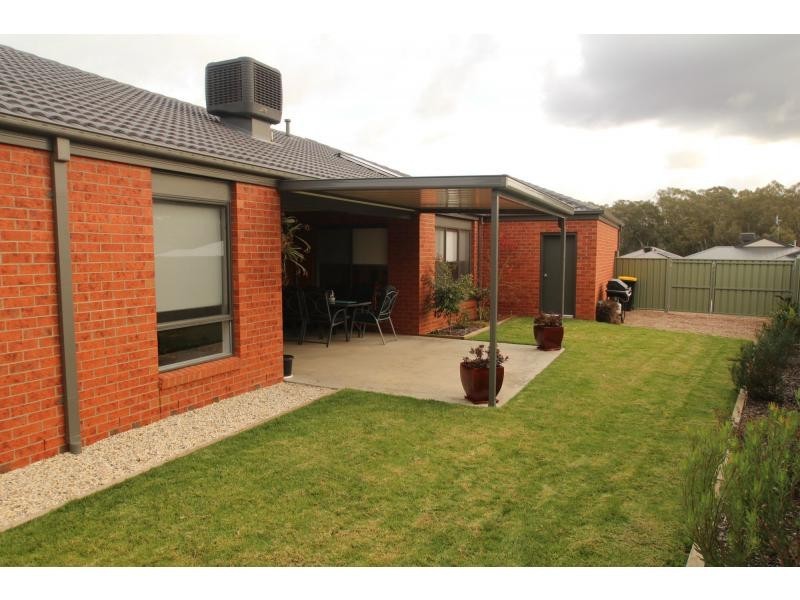 19 Parklands Way, Maiden Gully VIC 3551