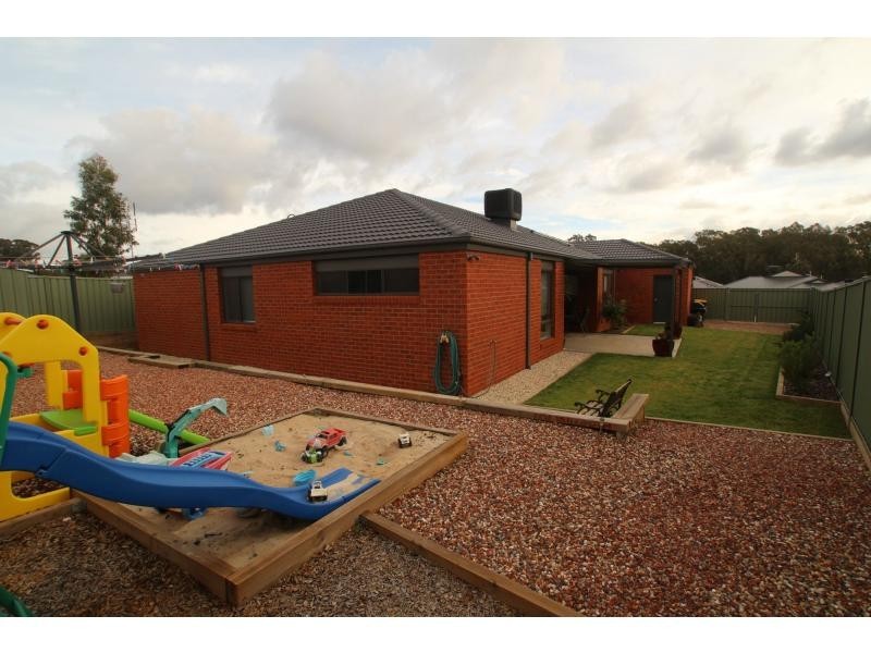 19 Parklands Way, Maiden Gully VIC 3551