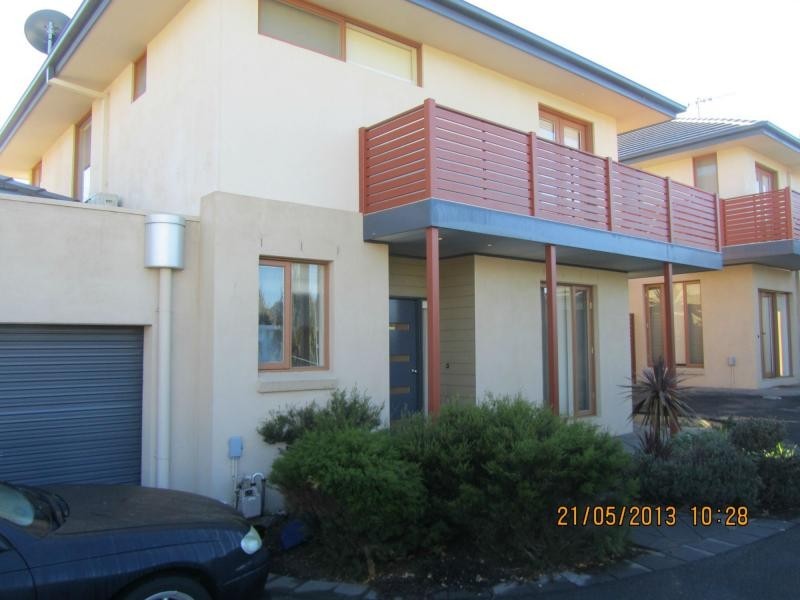 2./105 Sternberg Street, Kennington VIC 3550