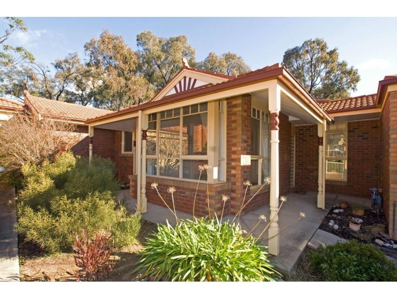 2/3 McKay Crescent, Strathdale VIC 3550