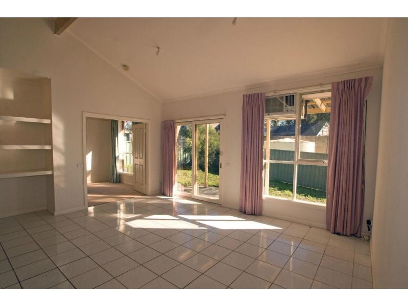 2/3 McKay Crescent, Strathdale VIC 3550