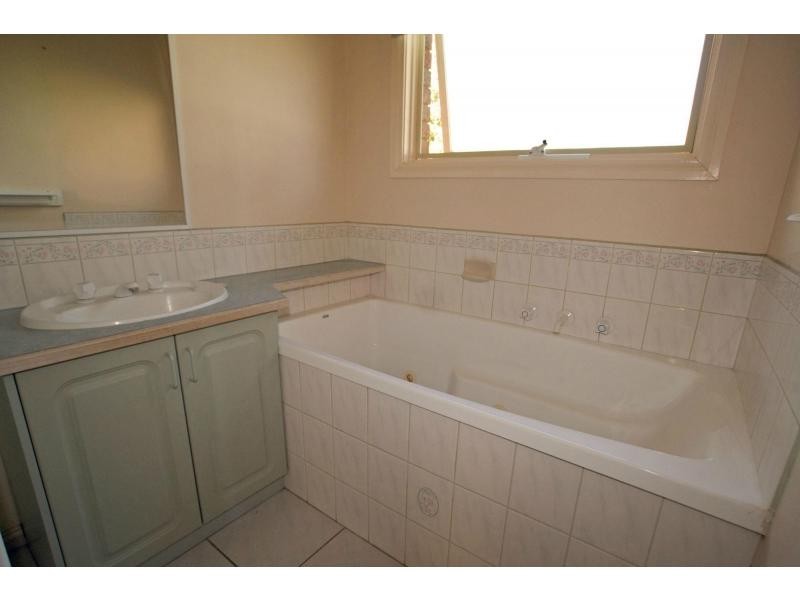 2/3 McKay Crescent, Strathdale VIC 3550